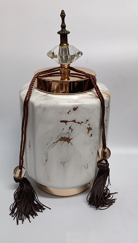 Κεραμικό Τζαρ Στρόγγυλο Λευκό/Χρυσό Με Μεταλλικό Καπάκι Με Διακοσμητική Φούντα 14x14x30εκ.