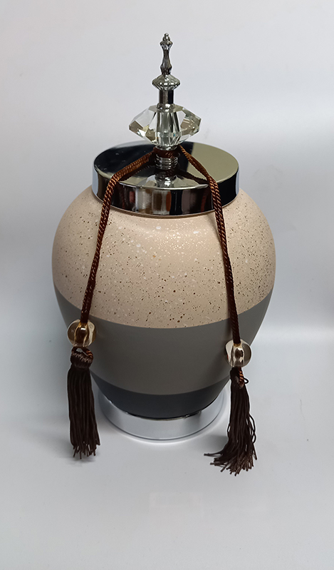 Κεραμικό Τζαρ Στρόγγυλο Ασημί/Ζαχαρί/Γκρί Με Μεταλλικό Καπάκι Με Διακοσμητική Φούντα 18x18x34εκ.