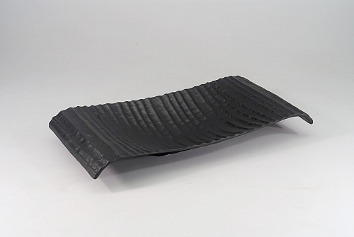 Διακοσμητική Μεταλλική Κυματιστή Πιατέλα Μαύρη 40x22x5cm