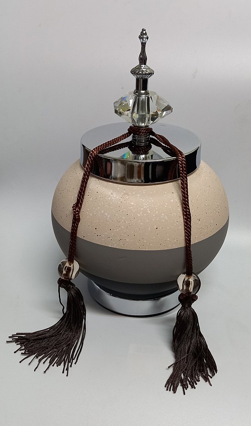 Κεραμικό Τζαρ Στρόγγυλο Ασημί/Ζαχαρί/Γκρί Με Μεταλλικό Καπάκι Με Διακοσμητική Φούντα 17x17x28εκ.